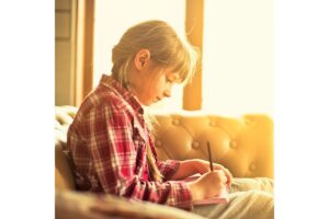 Mädchen Tagebuch schreibt