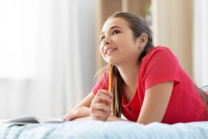 Mädchen schreibt Tagebuch