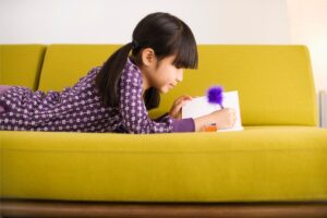 Mädchen mit Tagebuch