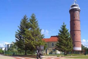 Mädeli vor dem Leuchtturm in Jaroslawiec