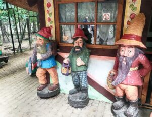 Mädeli bei den Sieben Zwergen im Zoo Charlotta in Polen